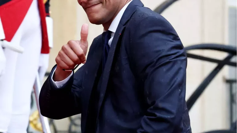 Présidentielle 2027 : le socialiste Karim Bouamrane officialise sa candidature