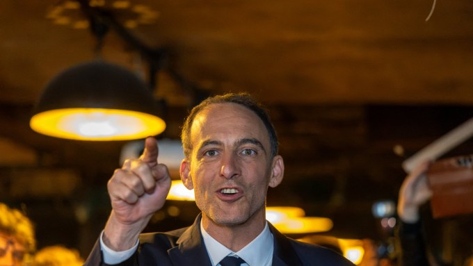 Présidentielle 2027 : Raphaël Glucksmann progresse dans les intentions de vote