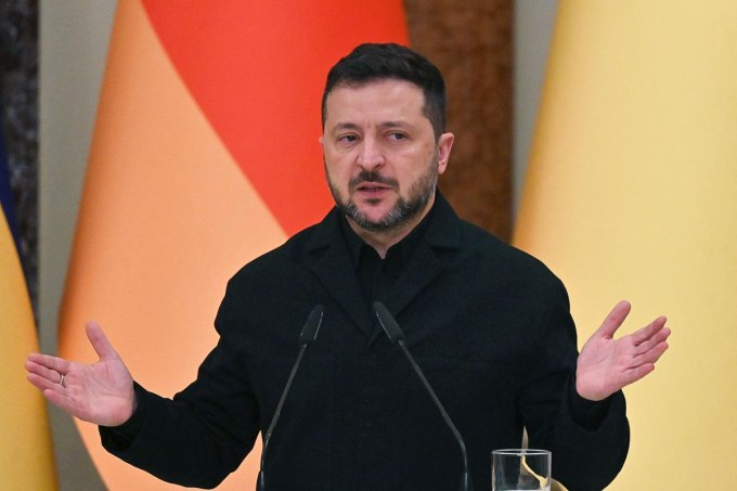 Tensions américano-ukrainiennes : Volodymyr Zelensky répond aux exigences de Donald Trump